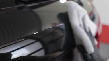 Araba detayları. Işıklar, hava girişi, aynalar, spoiler yakın çekim.