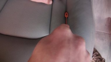 Deri koltukları tozdan ve çamurdan sil ve parlat. Profesyonel oto temizleme.