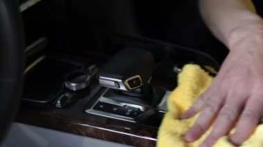 Deri koltukları tozdan ve çamurdan sil ve parlat. Profesyonel oto temizleme.