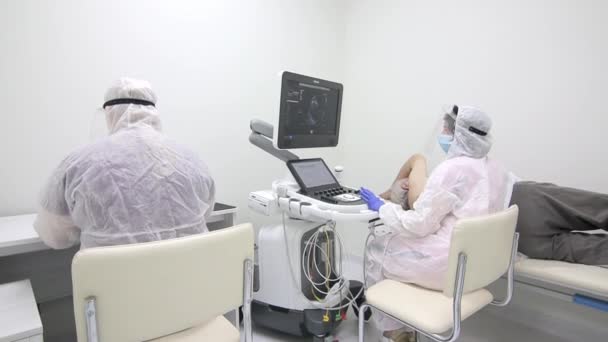 Enfermeira em equipamento de proteção mostrando resultados do teste para a paciente do sexo feminino COVID-19. pessoal médico que cuida do doente durante a pandemia de Coronavirus. — Vídeo de Stock