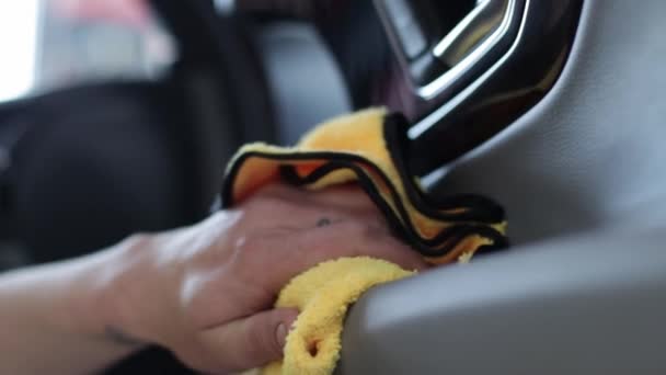 Wipe and polish leather seats from dust and dirt. Professional auto cleaning — Stock Video