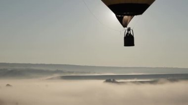 Renkli Kırmızı Mavi Renkler Sıcak Hava Balonları Güzel Sonbahar Ormanı üzerinde Sunet Dağları Güzel Manzara Güneşli Arka plan Seyahat Seyahat Konsepti