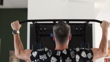 Güçlü bir adam barfiks çekmeyi öğrenir. Yeni başlayanlar ve ara yolcular için spor salonunda ya da ofiste egzersiz yap. Egzersiz seviyesine ekipman olmadan başlıyoruz. Spor salonundaki Callisttic Modern Egzersizleri. Çekici vücut