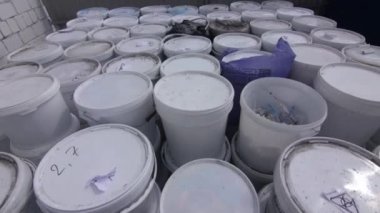 Güneş altında çöp yakma tesisi.,