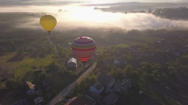 Renkli Kırmızı Mavi Renkler Sıcak Hava Balonları Güzel Sonbahar Ormanı üzerinde Sunet Dağları Güzel Manzara Güneşli Arka plan Seyahat Seyahat Konsepti