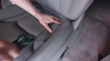 Deri koltukları tozdan ve çamurdan sil ve parlat. Profesyonel oto temizleme.