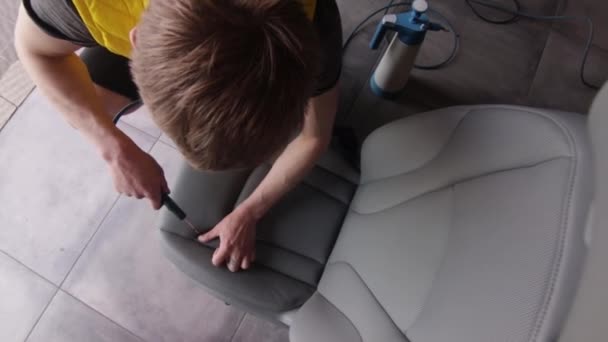 Wipe and polish leather seats from dust and dirt. Professional auto cleaning — Stock Video