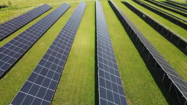 Ilmakuva aurinkovoimalasta, ekologisen uusiutuvan energian lähteestä. Aurinkopaneelien yli lentäminen. — kuvapankkivideo