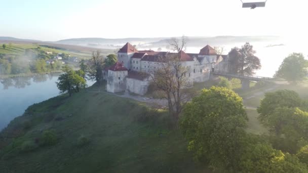 Culori colorate roșu albastru galben Baloane cu aer cald Drone aeriene zbor peste frumos toamna Forrest la Sunet Munți peisaj frumos fundal însorit vacanță călătorie destinație concept Secvență video de stoc fără drepturi de autor