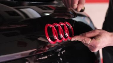 El yıkaması, özel bir hortumla arabasını yıkayan bir adam. El ile taşınabilir araba yıkama. Ayrıntılı ve nazik araba bakımı