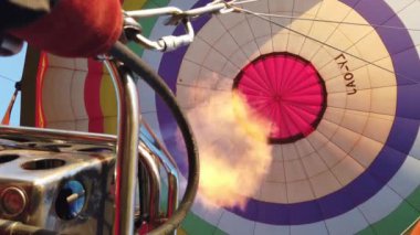 Renkli Kırmızı Mavi Renkler Sıcak Hava Balonları Güzel Sonbahar Ormanı üzerinde Sunet Dağları Güzel Manzara Güneşli Arka plan Seyahat Seyahat Konsepti