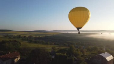 Renkli Kırmızı Mavi Renkler Sıcak Hava Balonları Güzel Sonbahar Ormanı üzerinde Sunet Dağları Güzel Manzara Güneşli Arka plan Seyahat Seyahat Konsepti