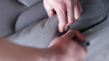 Deri koltukları tozdan ve çamurdan sil ve parlat. Profesyonel oto temizleme.