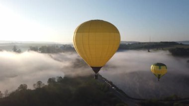 Renkli Kırmızı Mavi Renkler Sıcak Hava Balonları Güzel Sonbahar Ormanı üzerinde Sunet Dağları Güzel Manzara Güneşli Arka plan Seyahat Seyahat Konsepti