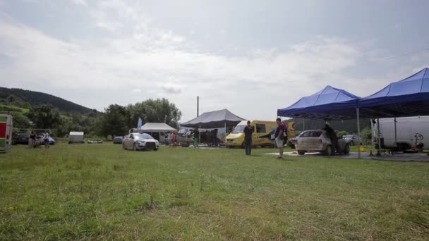 L'équipe prépare la voiture pour le départ, sur le Rallye — Video