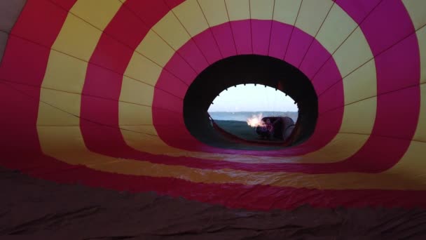 Klargjøring av luftballonger til flygingen stockvideo