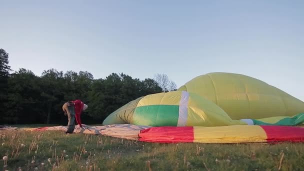 Preparación de globos aéreos para el vuelo — Vídeos de Stock