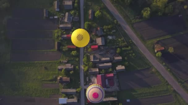 Fargerik rød blå gul farge Varmluftsbalong droneflyging over vakre høstskoger ved Sunet Mountains Vakker landskap Bakgrunn Solskinnsreise Reisemål – stockvideo
