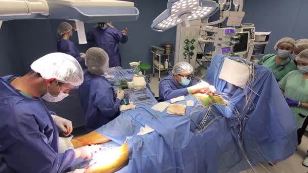 Médico que usa equipo médico estéril durante la cirugía. 4K. — Vídeos de Stock