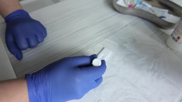 Infirmière en équipement de protection montrant les résultats des tests à la patiente COVID-19. personnel médical prenant soin du patient pendant la pandémie de coronavirus. — Video