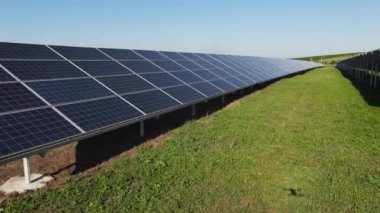 Güneş enerjisi santralinin havadan görünüşü, ekolojik yenilenebilir enerji kaynağı. Güneş panelleri üzerinde uçuyor.