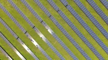 Güneş enerjisi santralinin havadan görünüşü, ekolojik yenilenebilir enerji kaynağı. Güneş panelleri üzerinde uçuyor.