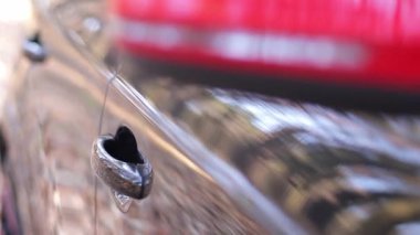 El yıkaması, özel bir hortumla arabasını yıkayan bir adam. El ile taşınabilir araba yıkama. Ayrıntılı ve nazik araba bakımı