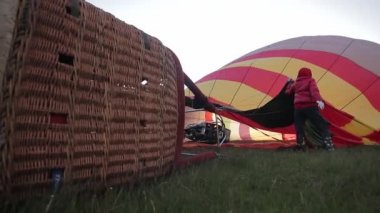 Uçuş için hava balonları hazırlanıyor.