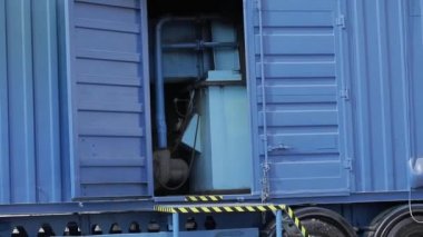 Güneş altında çöp yakma tesisi.,