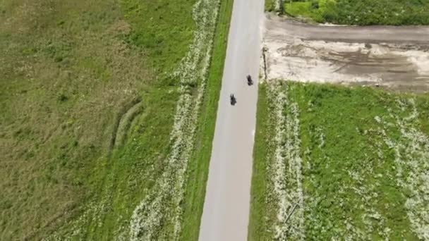 Motorsyklist syklist kjører motorsykkel. Kjører på landeveiseventyr på en kattesykkel i naturen. – stockvideo