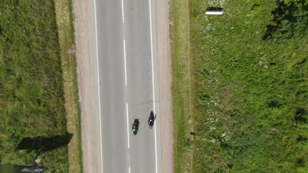 Motociclista ciclista monta una motocicleta. Paseos en un camino de campo Aventuras en una bicicleta de gato en la naturaleza. — Vídeos de Stock