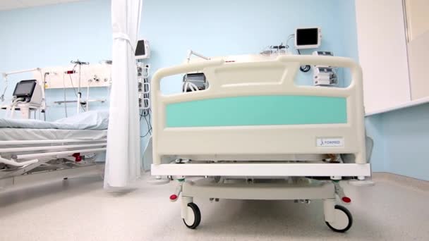 Modernt förlossningsrum fyllt med utrustning — Stockvideo