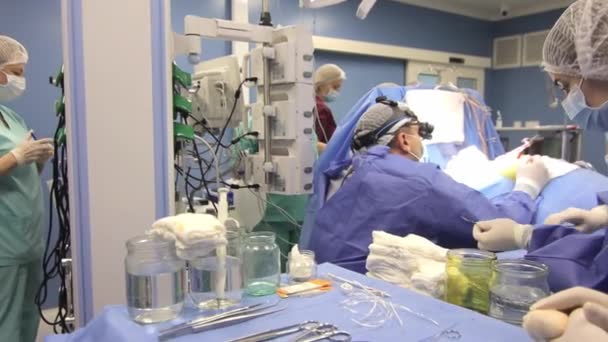 Equipa cirúrgica a preparar-se antes de ir para a operação. Cirurgião lavando as mãos antes da operação. Equipe cirúrgica do hospital preparando-se para a cirurgia no centro médico. Profissionais médicos no trabalho em esfoliação — Vídeo de Stock