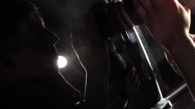 El yıkaması, özel bir hortumla arabasını yıkayan bir adam. El ile taşınabilir araba yıkama. Ayrıntılı ve nazik araba bakımı