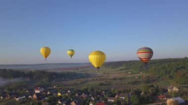 Renkli Kırmızı Mavi Renkler Sıcak Hava Balonları Güzel Sonbahar Ormanı üzerinde Sunet Dağları Güzel Manzara Güneşli Arka plan Seyahat Seyahat Konsepti