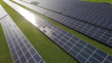 Güneş enerjisi santralinin havadan görünüşü, ekolojik yenilenebilir enerji kaynağı. Güneş panelleri üzerinde uçuyor.