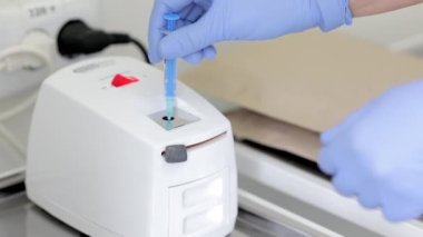 Aşı, aşılama aşısı tedavisi Covid-19 Coronavirus Virüsü Virüsü Virüsünü Durdurun. Aşı şırıngası şırıngası şişesi olan doktor virolog hemşire. Tıbbi laboratuarda düşüyor.