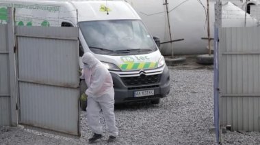 Güneş altında çöp yakma tesisi.,