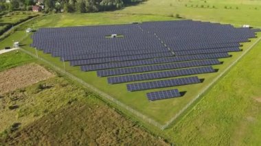Güneş enerjisi santralinin havadan görünüşü, ekolojik yenilenebilir enerji kaynağı. Güneş panelleri üzerinde uçuyor.