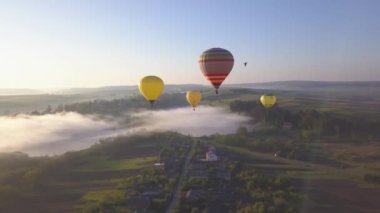 Renkli Kırmızı Mavi Renkler Sıcak Hava Balonları Güzel Sonbahar Ormanı üzerinde Sunet Dağları Güzel Manzara Güneşli Arka plan Seyahat Seyahat Konsepti
