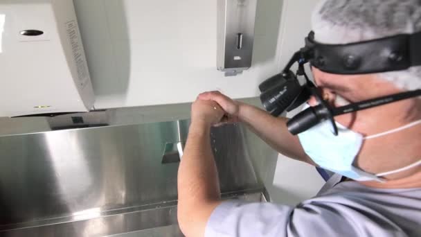 L'équipe chirurgicale se frotte avant d'aller à l'opération. Chirurgien se laver les mains avant l'opération. L'équipe chirurgicale de l'hôpital se prépare pour la chirurgie au centre médical. Professionnels médicaux au travail dans les gommages — Video