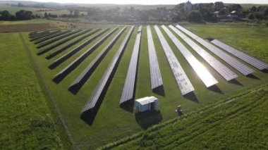 Güneş enerjisi santralinin havadan görünüşü, ekolojik yenilenebilir enerji kaynağı. Güneş panelleri üzerinde uçuyor.