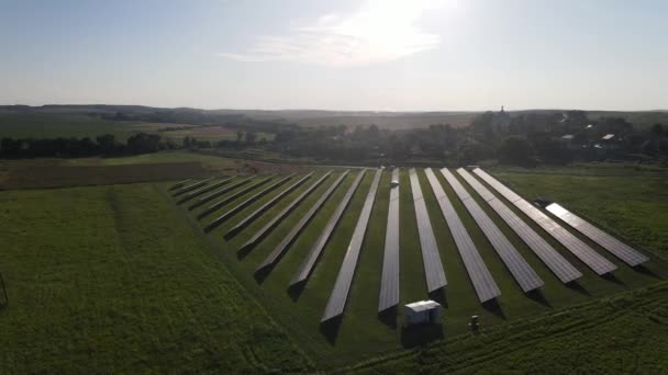 Ilmakuva aurinkovoimalasta, ekologisen uusiutuvan energian lähteestä. Aurinkopaneelien yli lentäminen. — kuvapankkivideo