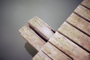 Yağmurlu günlerde gölün üzerindeki köprünün ahşap kirişleri