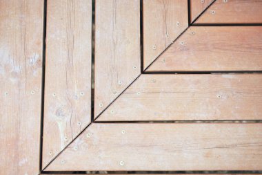 Ormandaki tahta köprü güvertesi. Yaz günü İsrail.