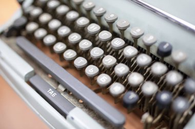 Üzerinde Rus harfleri olan antika bir daktilonun anahtarları. Eski daktilo.