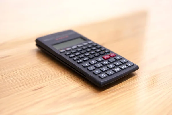 Elektroniczny Kalkulator Drewnianym Stole Domu — Zdjęcie stockowe