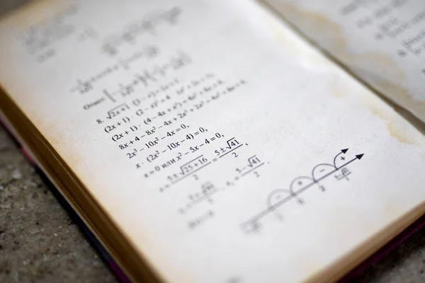 Livro Didático Álgebra Muito Antigo Com Fórmulas Sala Aula — Fotografia de Stock