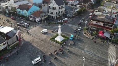 Tugu Jogja ya da Yogyakarta Anıtı, Endonezya 'nın havadan görünüşü. Yogyakarta, Endonezya - Ekim, 2020