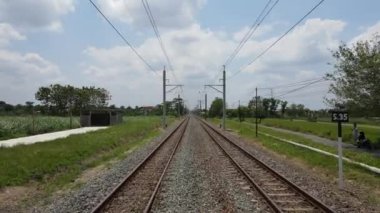 Yogyakarta Endonezya 'daki KRL treni için yeni elektronik direğe sahip trenin hava görüntüsü